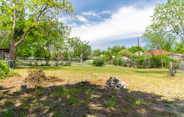 rental at 817 W Poplar St in San Antonio, TX — photo 2