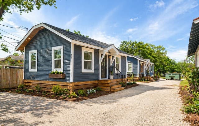 rental at 817 W Poplar St in San Antonio, TX — photo 3