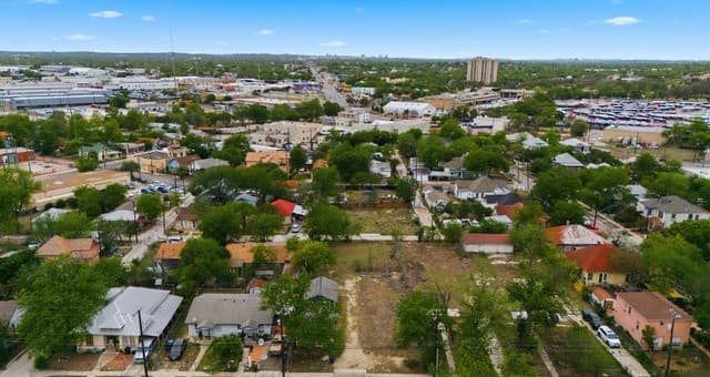 rental at 817 W Poplar St in San Antonio, TX — photo 4