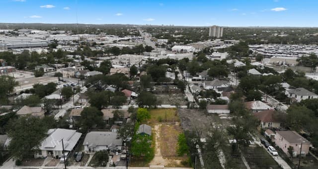 rental at 817 W Poplar St in San Antonio, TX — photo 5