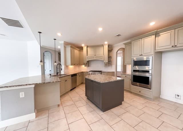5-bedroom rental at 16819 Sonoma Rdg in San Antonio, TX — photo 2