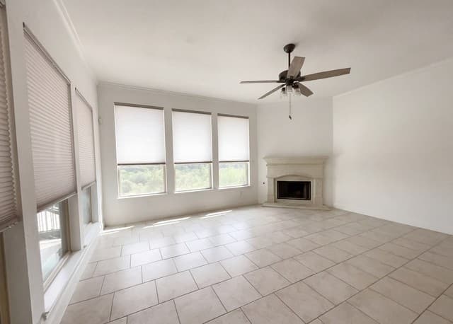 5-bedroom rental at 16819 Sonoma Rdg in San Antonio, TX — photo 3