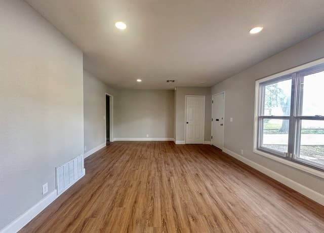 3-bedroom rental at 740 Rittiman Rd in Terrell Hills, TX — photo 3