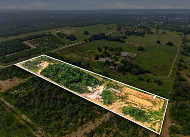 rental at 2105 County Road 124 in Floresville, TX — photo 2