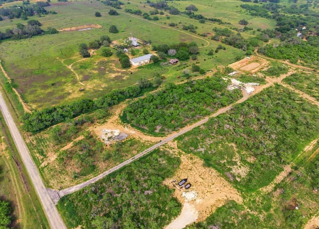 rental at 2105 County Road 124 in Floresville, TX — photo 3