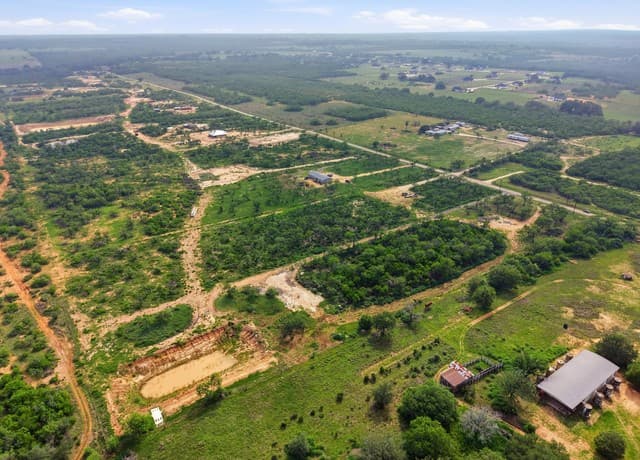 rental at 2105 County Road 124 in Floresville, TX — photo 4