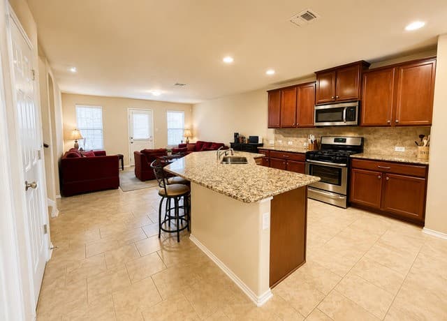 5-bedroom rental at 8928 Quihi in San Antonio, TX — photo 4