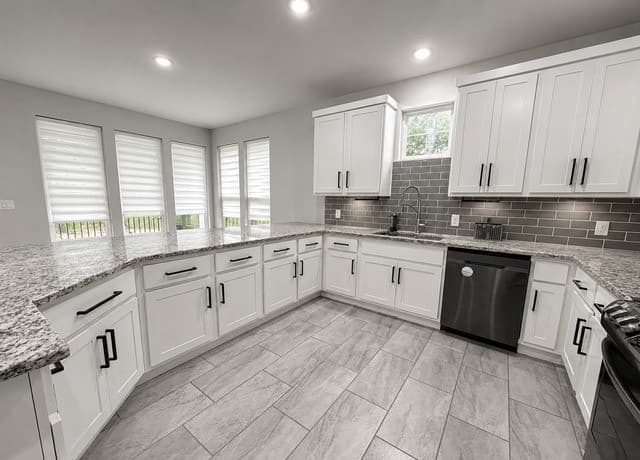3-bedroom rental at 7814 Woodcliff Blvd in Selma, TX — photo 4