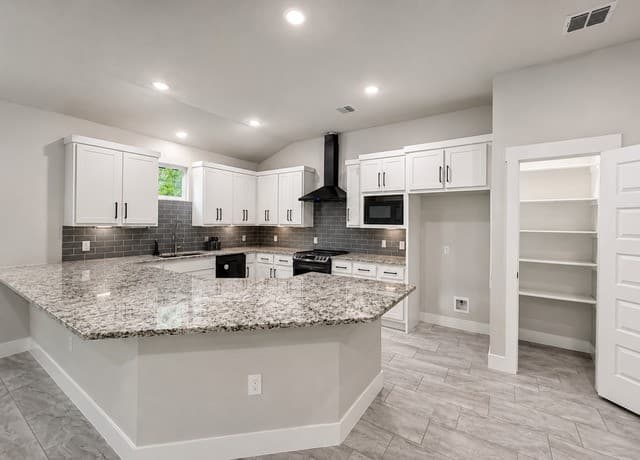 3-bedroom rental at 7814 Woodcliff Blvd in Selma, TX — photo 5