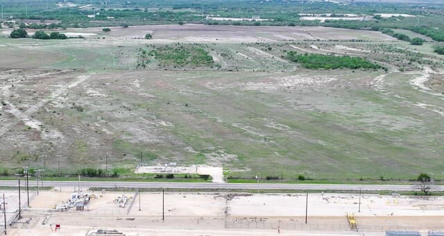 rental at 675 Fm 882 in Kenedy, TX — photo 3