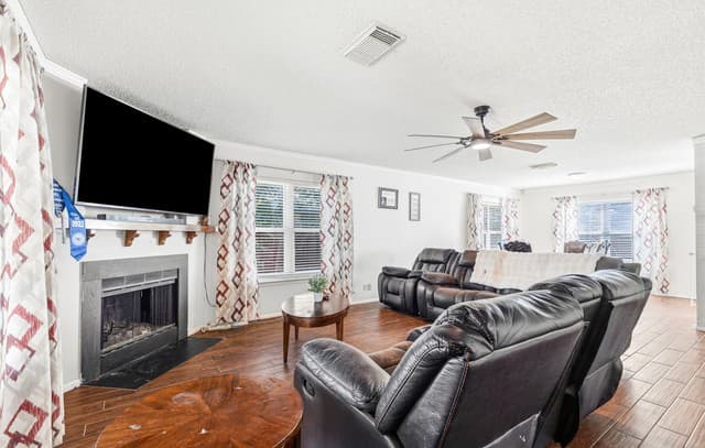 4-bedroom rental at 7503 Garden Grv in San Antonio, TX — photo 3