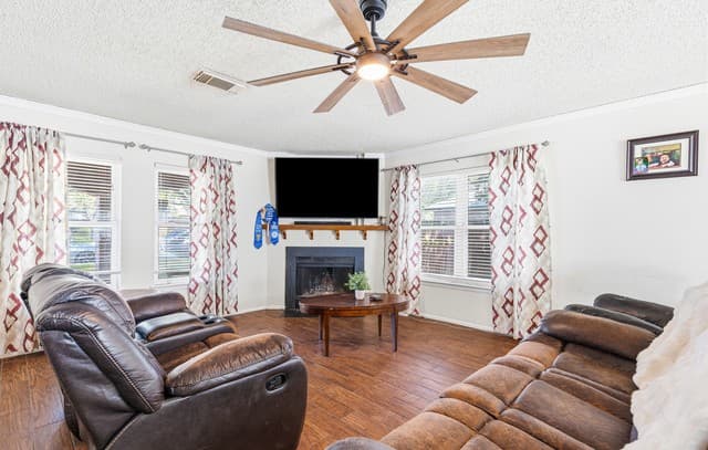 4-bedroom rental at 7503 Garden Grv in San Antonio, TX — photo 4