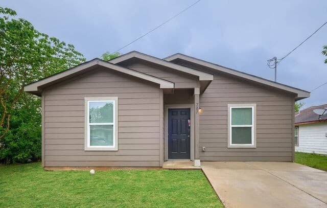 3-bedroom rental at 707 Sewanee St in San Antonio, TX — photo 1