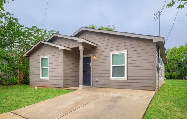 3-bedroom rental at 707 Sewanee St in San Antonio, TX — photo 2