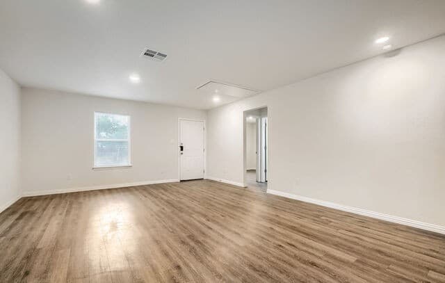 3-bedroom rental at 707 Sewanee St in San Antonio, TX — photo 3