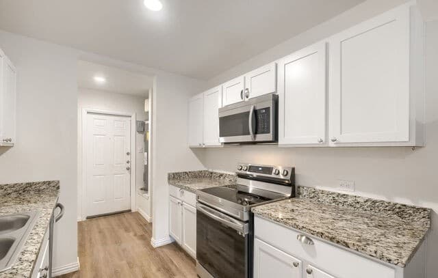 3-bedroom rental at 707 Sewanee St in San Antonio, TX — photo 4