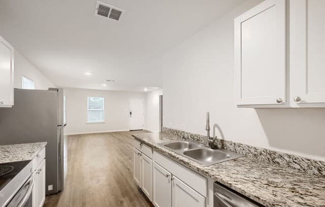 3-bedroom rental at 707 Sewanee St in San Antonio, TX — photo 5