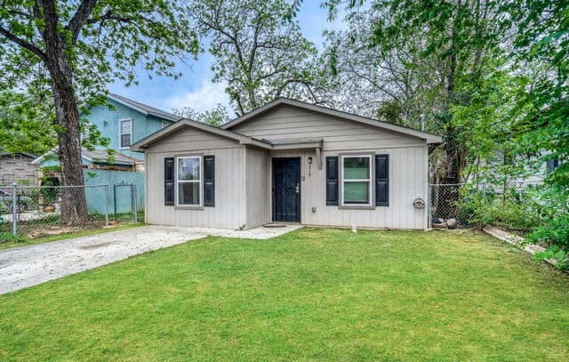 3-bedroom rental at 519 S San Gabriel Ave in San Antonio, TX — photo 2