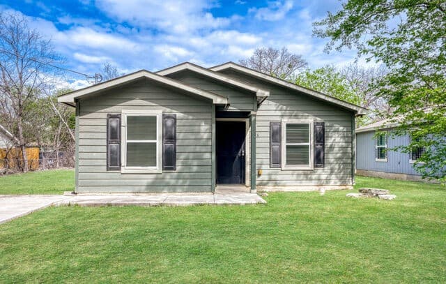 3-bedroom rental at 126 N San Ignacio in San Antonio, TX — photo 1