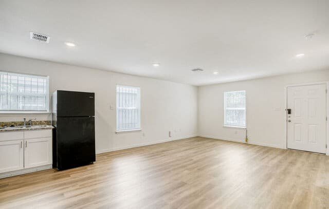3-bedroom rental at 126 N San Ignacio in San Antonio, TX — photo 4