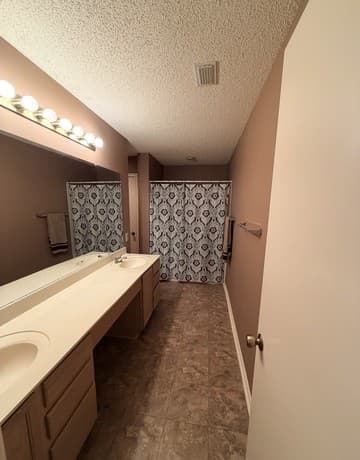 5-bedroom rental at 9603 Echo Gap in San Antonio, TX — photo 4
