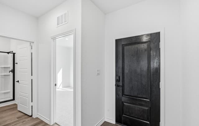 6-bedroom rental at 510 Nightingale Avenue in Marion, TX — photo 4