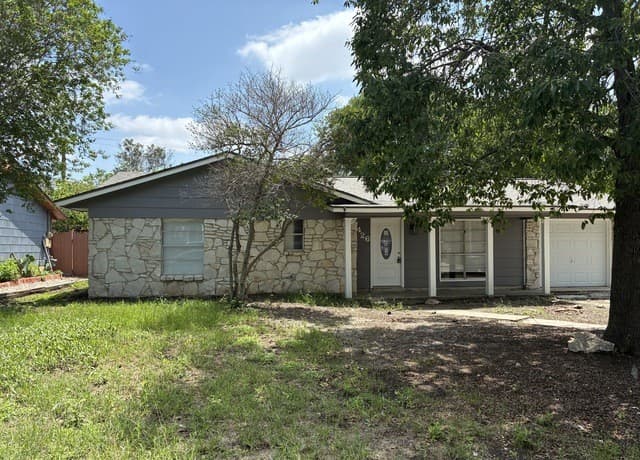 4-bedroom rental at 4426 Desert View Dr in San Antonio, TX — photo 2
