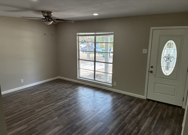 4-bedroom rental at 4426 Desert View Dr in San Antonio, TX — photo 3