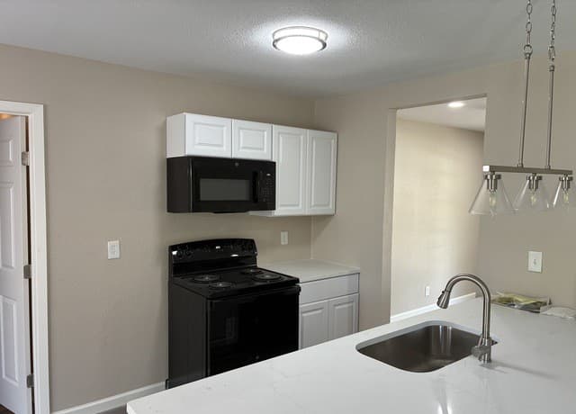 4-bedroom rental at 4426 Desert View Dr in San Antonio, TX — photo 5