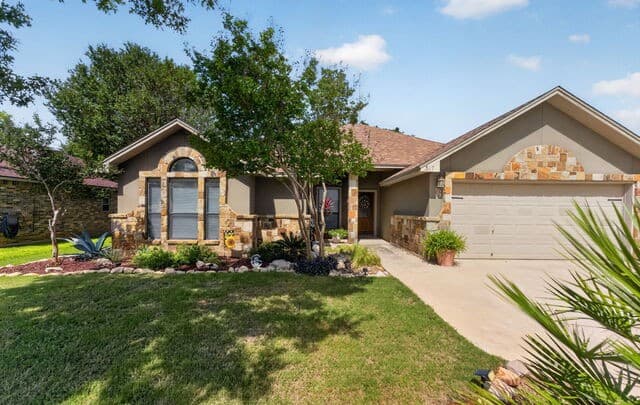 3-bedroom rental at 317 Yorktown in Pleasanton, TX — photo 2