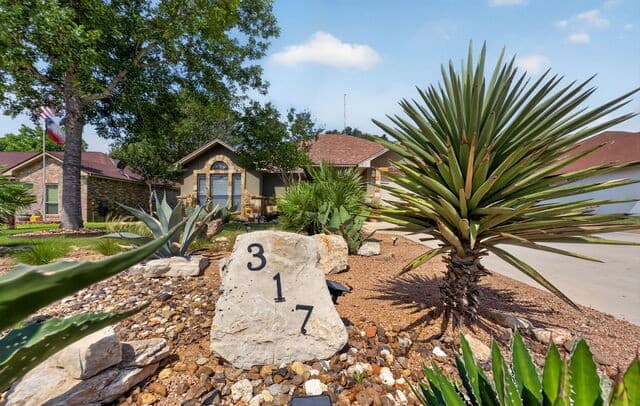 3-bedroom rental at 317 Yorktown in Pleasanton, TX — photo 3