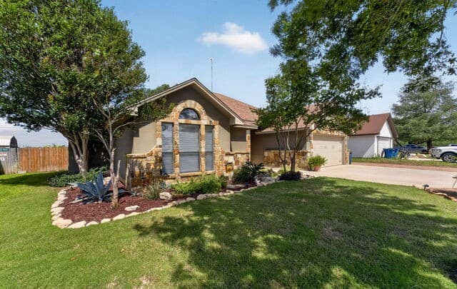 3-bedroom rental at 317 Yorktown in Pleasanton, TX — photo 4