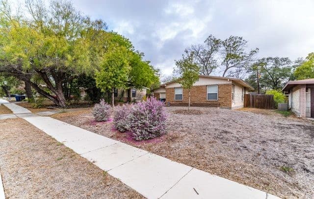 3-bedroom rental at 467 Shannon Lee St in San Antonio, TX — photo 2