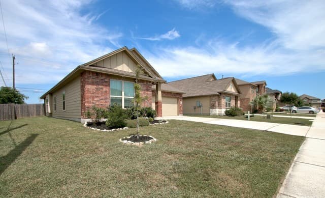 3-bedroom rental at 4315 Roundhay Park in Converse, TX — photo 2