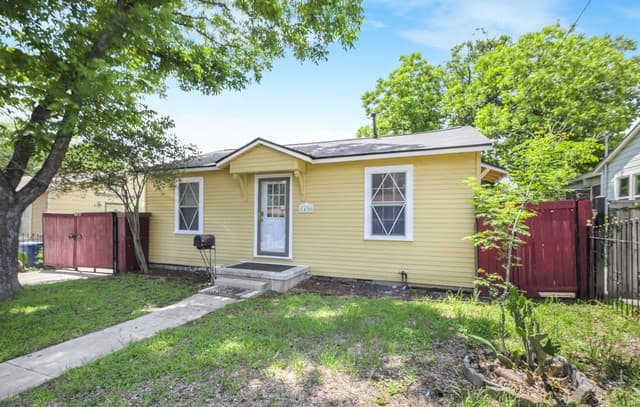 3-bedroom rental at 1430 W Kings Hwy in San Antonio, TX — photo 2