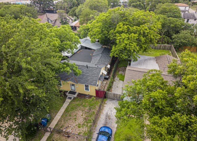 3-bedroom rental at 1430 W Kings Hwy in San Antonio, TX — photo 3