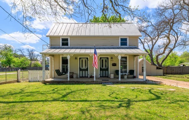 4-bedroom rental at 505 W San Antonio in Fredericksburg, TX — photo 1
