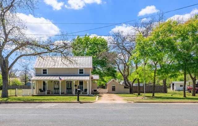 4-bedroom rental at 505 W San Antonio in Fredericksburg, TX — photo 2