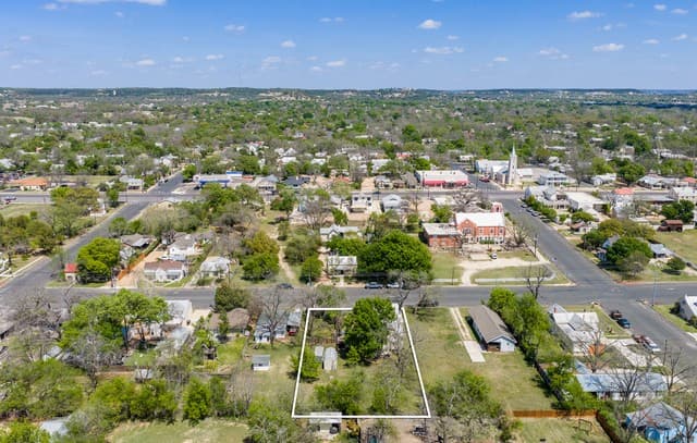 4-bedroom rental at 505 W San Antonio in Fredericksburg, TX — photo 3