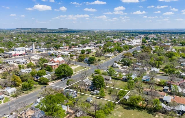 4-bedroom rental at 505 W San Antonio in Fredericksburg, TX — photo 4