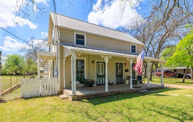 4-bedroom rental at 505 W San Antonio in Fredericksburg, TX — photo 5