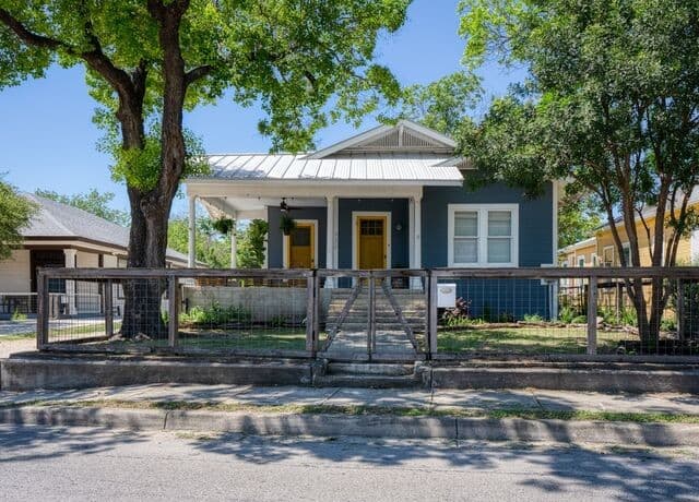 3-bedroom rental at 322 Florida Street in San Antonio, TX — photo 1