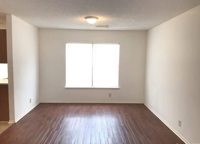 3-bedroom rental at 8115 Grimchester in Converse, TX — photo 2