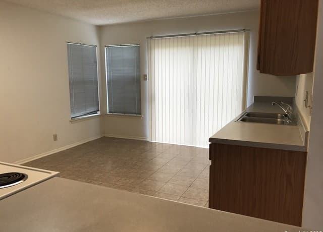 3-bedroom rental at 8115 Grimchester in Converse, TX — photo 4