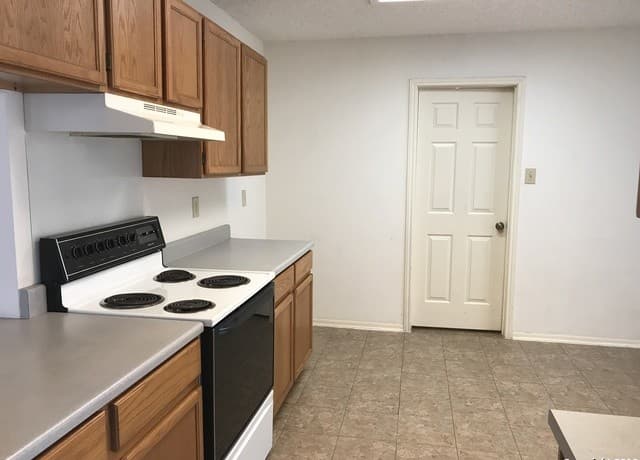 3-bedroom rental at 8115 Grimchester in Converse, TX — photo 5
