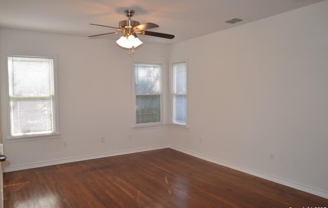 5-bedroom rental at 1812 Mardell St in San Antonio, TX — photo 2