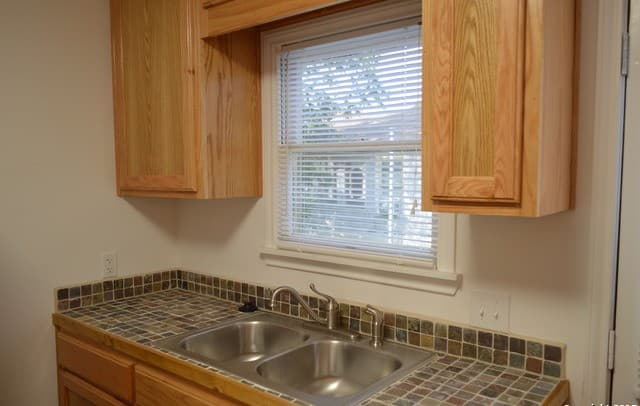 5-bedroom rental at 1812 Mardell St in San Antonio, TX — photo 4