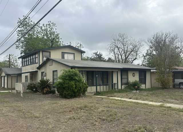 4-bedroom rental at 203 Creath in San Antonio, TX — photo 1