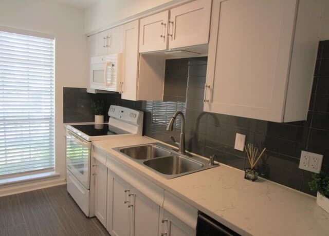 2-bedroom rental at 1045 Shook Ave Unit 146 H in Olmos Park, TX — photo 3