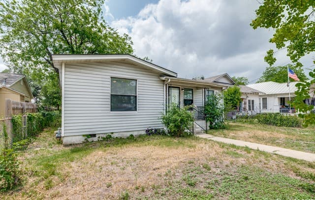 2-bedroom rental at 142 Helena St in San Antonio, TX — photo 2